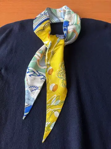 마니프리 다이아몬드형 실크 스카프