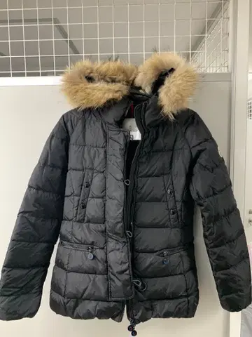 퍼가 달린 후드의 블랙 다운 자켓