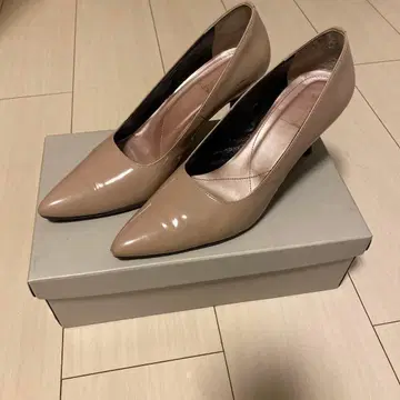 토끼네 베이지 스틸레토 하이힐 에나멜