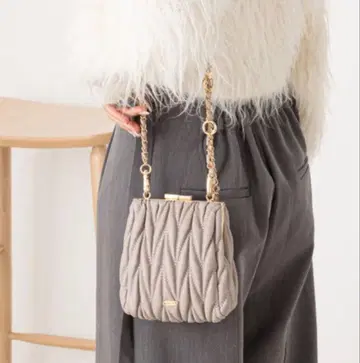 Chico 가마구치 퀼팅 백