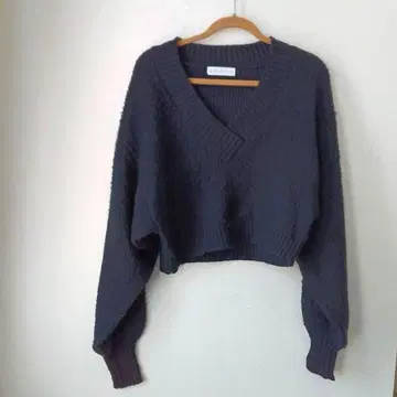 라벨에튀드 V넥 드롭 숄더 니트 크롭 숏 기장