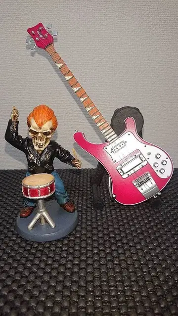 스컬 드러머와 핑크 기타 세트
