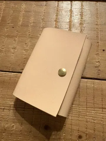 베이지 가죽 미니 지갑 버튼식 개폐