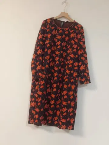 오렌지와 블랙 꽃무늬 긴팔 원피스