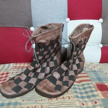 브라운 블랙 체크 무늬 하이컷 부츠