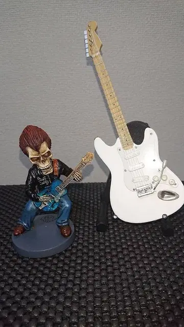 스컬 대디 기타리스트 피규어와 일렉 기타 세트