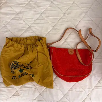 일비종떼 빨간색 테디 플리스 하프문형 숄더백