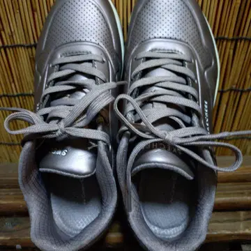 SKECHERS 브라운 스니커즈