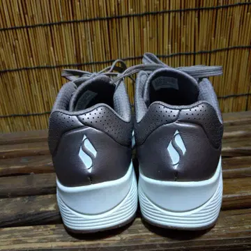 SKECHERS 브라운 스니커즈 견본품이었습니다