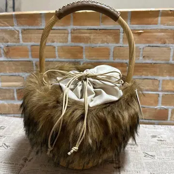 [ 새상품 ] 질스튜어트 퍼와 새틴 복조리형 바스켓백