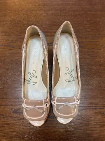 REGAL 베이지 스카이블루 도트 무늬 펌프스