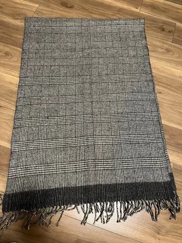 그레이 체크 무늬 머플러