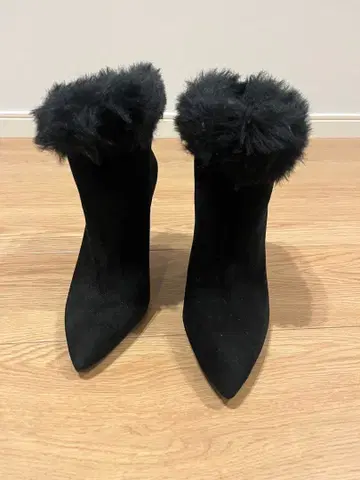 블랙 퍼가 달린 스웨이드 부티