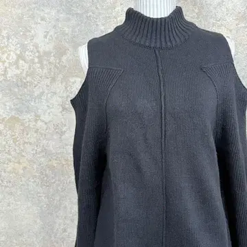 Chico 어깨 트임 터틀 니트 블랙 오프숄더 성숙/러블리 긴팔 애교살