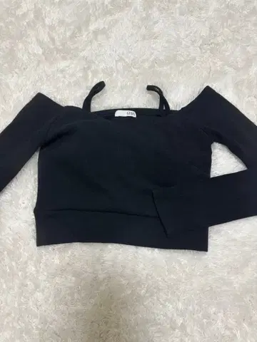 GYDA 블랙 오프숄더 상의