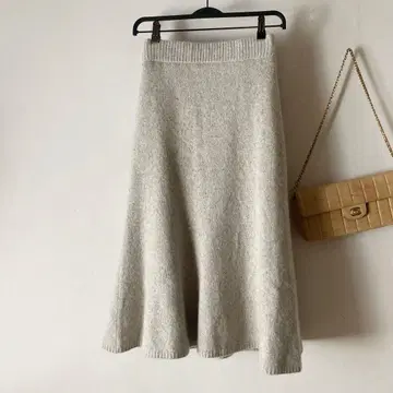에스트네이션 기모감 캐시미어 울 종아리 기장 플레어 니트 스커트