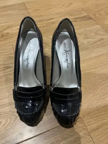 블랙 에나멜 하이힐 펌프스