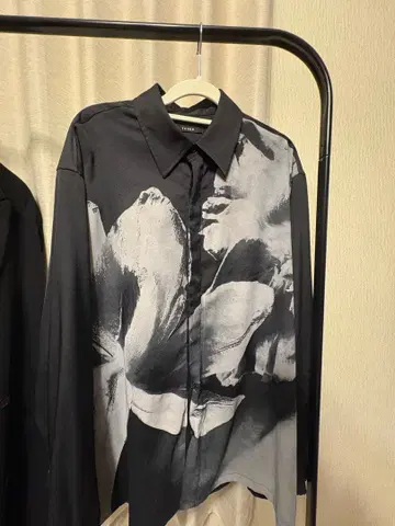 TAAKK 꽃무늬 긴팔 셔츠 블랙/화이트 24aw