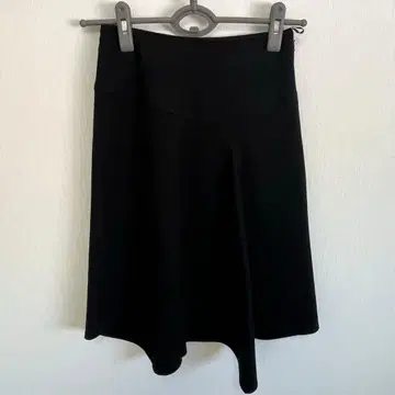 COUPDECHANCE 무릎 기장 스커트 블랙