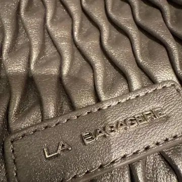 LA BAGAGERIE 건메탈릭 숄더백