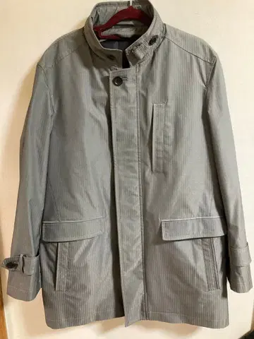 스트라이프 디자인 그레이 코트