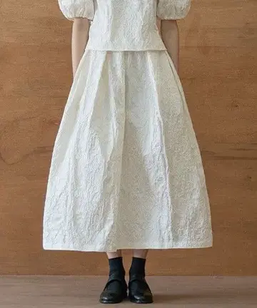 새상품급 eunoia 블루밍 턱 스커트 화이트 화이트 유노이아