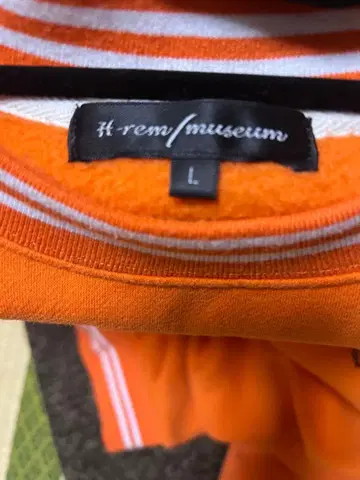 H rem museum 오렌지 맨투맨 L