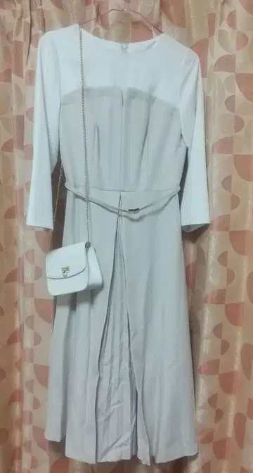 화이트 긴팔 무릎 기장 원피스 벨트 포함 & 미니 백 세트