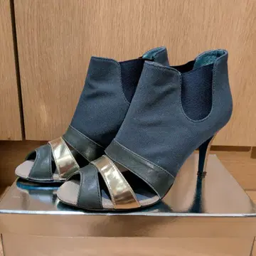 네이비 오픈토 하이힐 펌프스