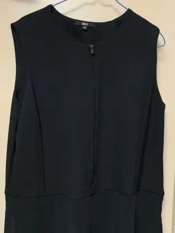 유니클로 C 블랙 슬리브리스 원피스