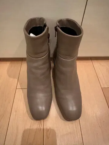 이탈리아제 천연 가죽 숏부츠 메탈릭 힐