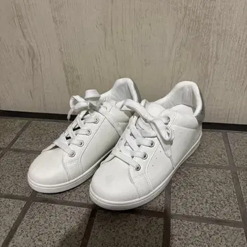 화이트 스니커즈 힐