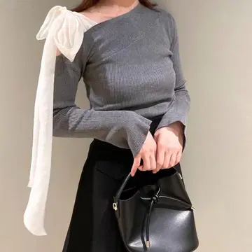 거의 미사용 숄더 리본 니트탑