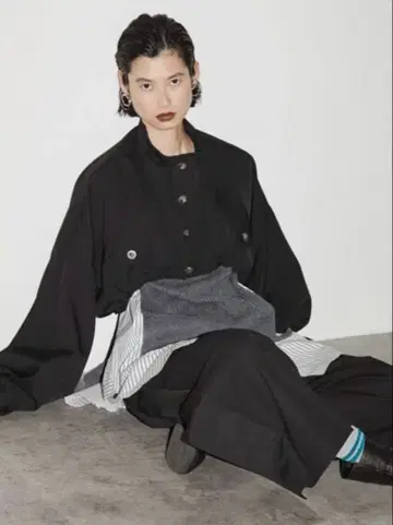 UN3D. 아쓰리드 볼륨 슬리브 숏 블루종