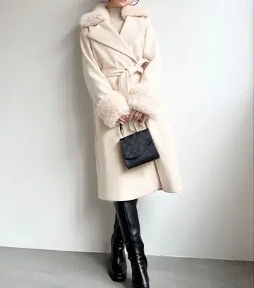크림색 퍼가 달린 롱 코트 resexxy