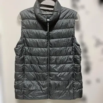 유니클로 울트라 라이트 다운 카키 베스트 XL 사이즈 (주머니 포함)