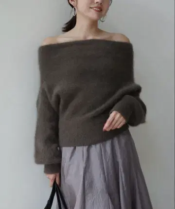 [ anuans ] [ 미사용 ] 라쿤 폭스 오프숄더 니트 풀오버