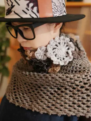 브라운 계열 플라워 모티브 머플러