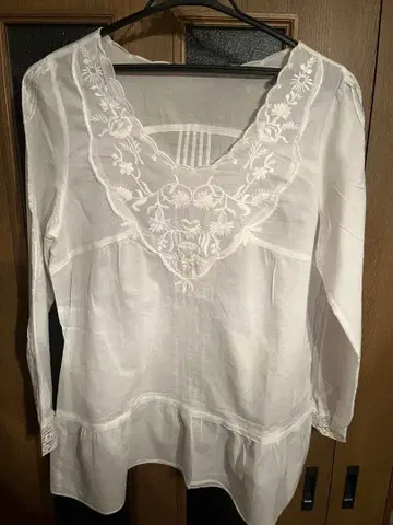 Spick and Span 화이트 꽃무늬 자수 긴팔 V넥 셔츠