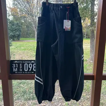 저리 MIX 파이핑 테이프 데님 팬츠 블랙 데님 x 그린 저리