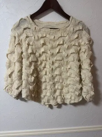 아이보리 프릴 디자인 니트