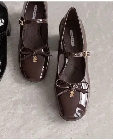 RANDA 모노그램 부품 멜리 제인 펌프스