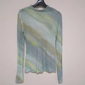 그린 계열 그라데이션 긴팔 상의 F