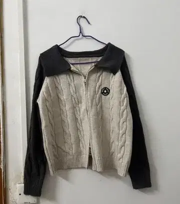 아이보리 블랙 케이블 짜임 스웨터