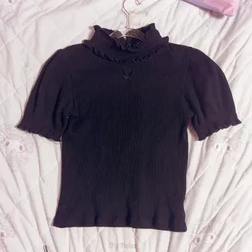 MARS 하트 컷아웃 상의 블랙 반팔