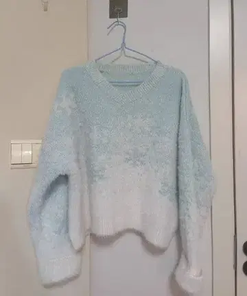 스카이블루와 화이트의 그라데이션 V넥 스웨터