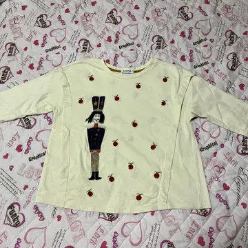 호코모모라 캐릭터 자수 크림색 긴팔 T셔츠