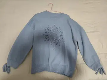 자수 장식 리본 포함 긴팔 니트 스웨터