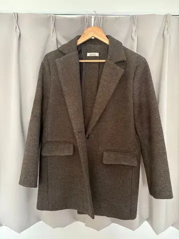 브라운 자켓 (등 버튼 디자인)