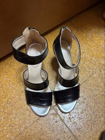 새상품 이탈리아제 샌들 힐